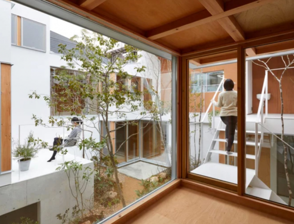 Rumah dengan Taman Indoor dan Bridge Tengah